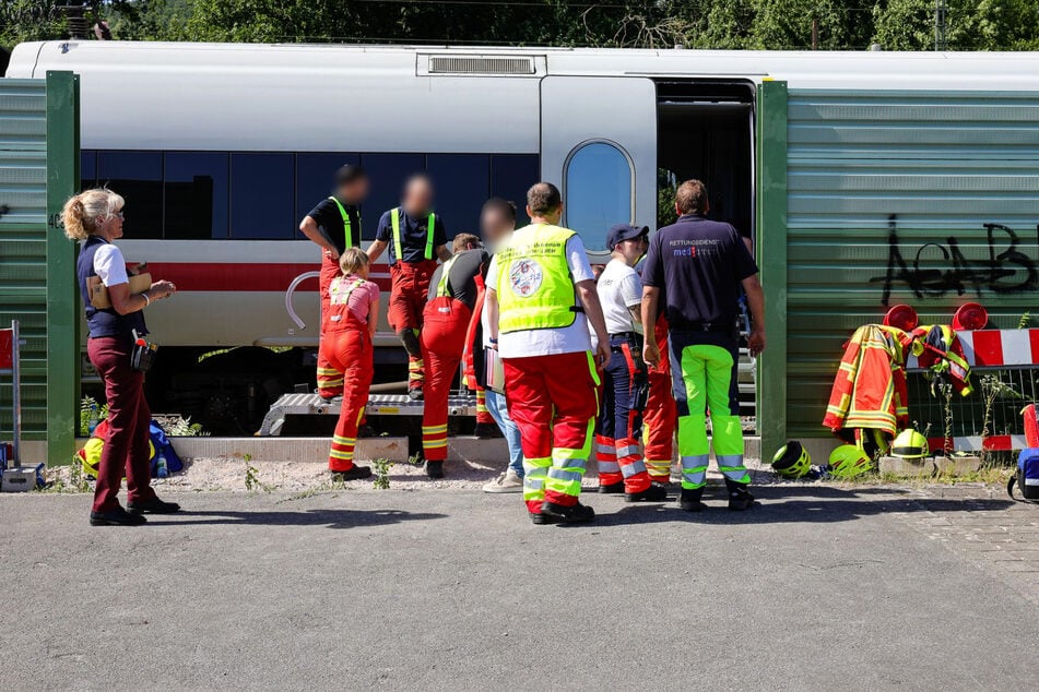 Der halbe Zug musste mithilfe von Einsatzkräften evakuiert werden.