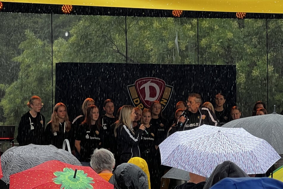 Die Vorstellung der Frauen-Mannschaft ließ sich nicht vom Wetter aufhalten.