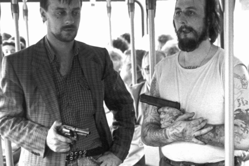 Die bewaffneten Geiselnehmer Dieter Degowski (l) und Hans-Jürgen Rösner stehen am 17.8.1988 in dem in Bremen gekaperten Linienbus.