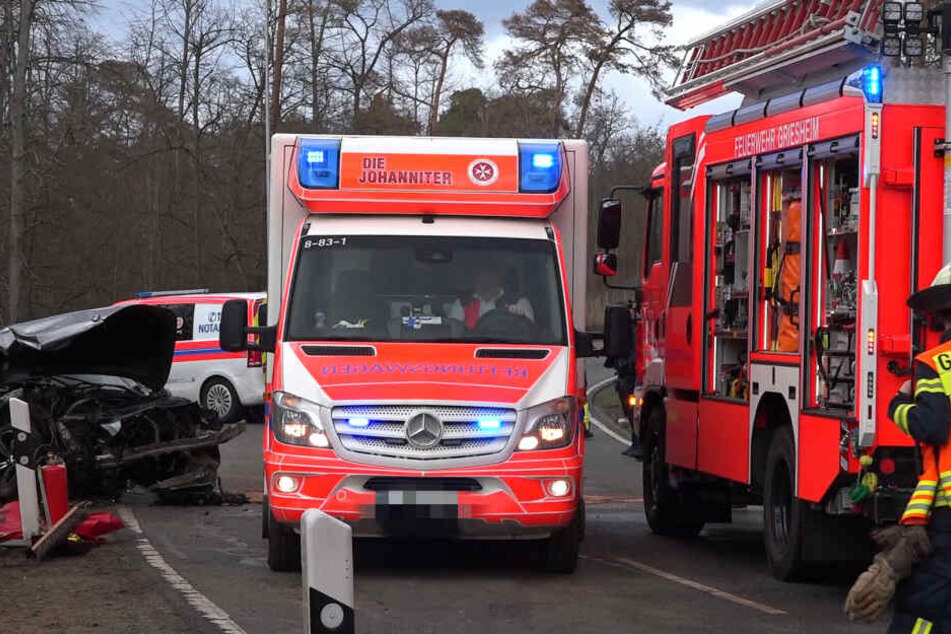 Ein Unfallbeteiligter kam per Rettungshubschrauber in die Klinik. Der Unfallverursacher musste aus seinem Wagen befreit werden.