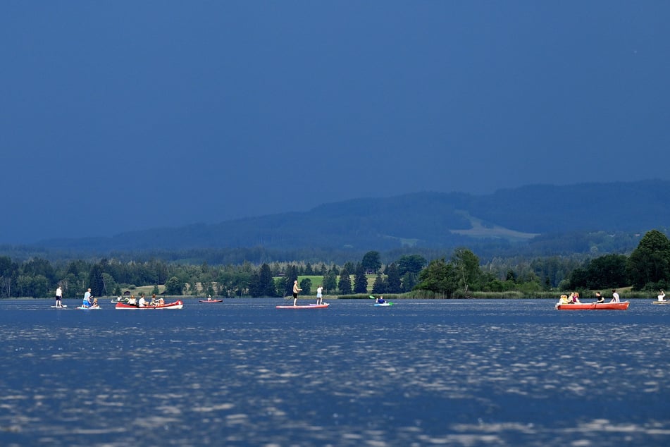 Der Staffelsee in Oberbayern zieht im Sommer immer viele Badegäste an.