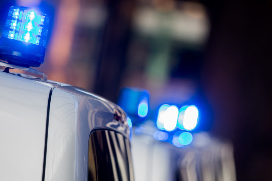Polizisten haben Haus und Grundstück des Tatverdächtigen durchsucht. (Symbolbild)