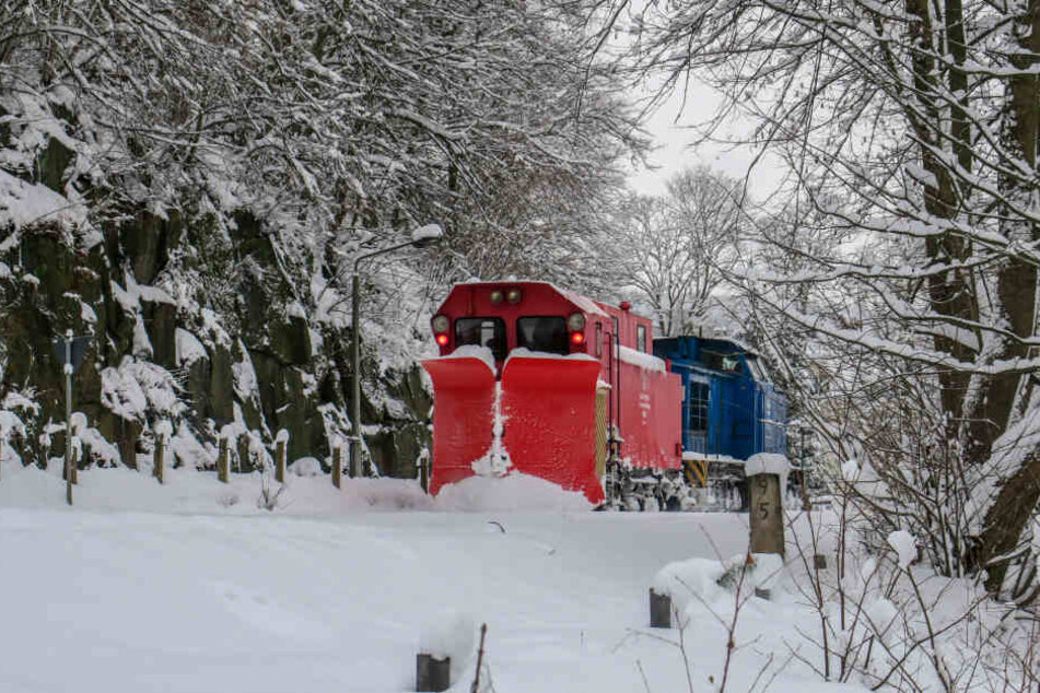 Ein Schneepflug räumt am Freitag die Gleise der Strecke Aue - Schwarzenberg.