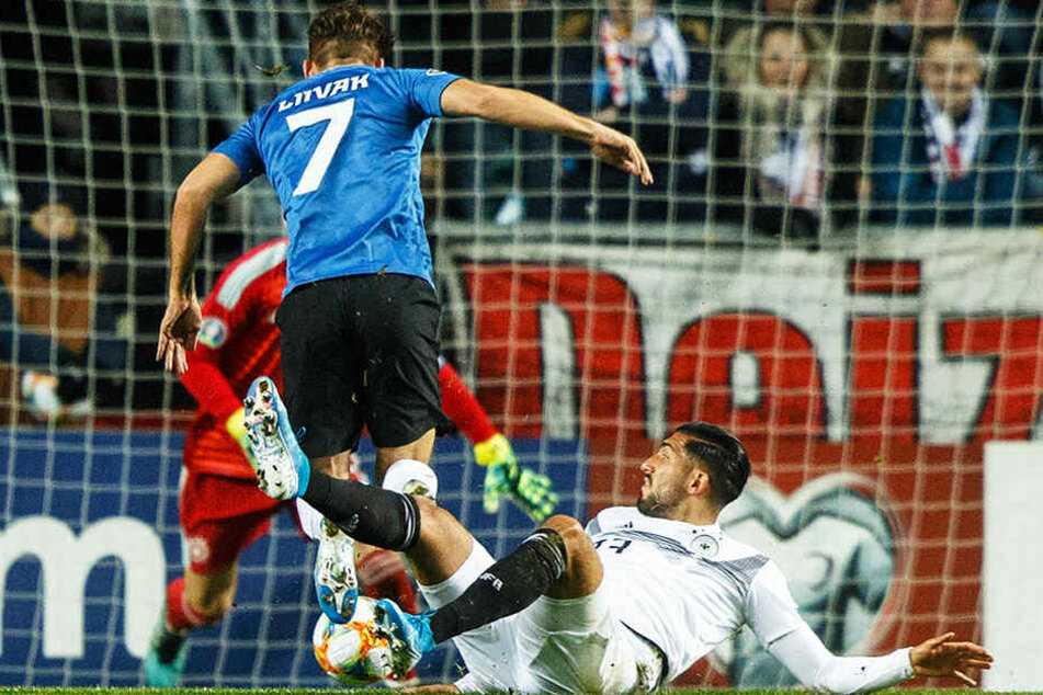 Emre Can (r.) kommt gegen Estlands Frank Liivak zu spät und kassiert den frühsten Platzverweis in der DFB-Geschichte.
