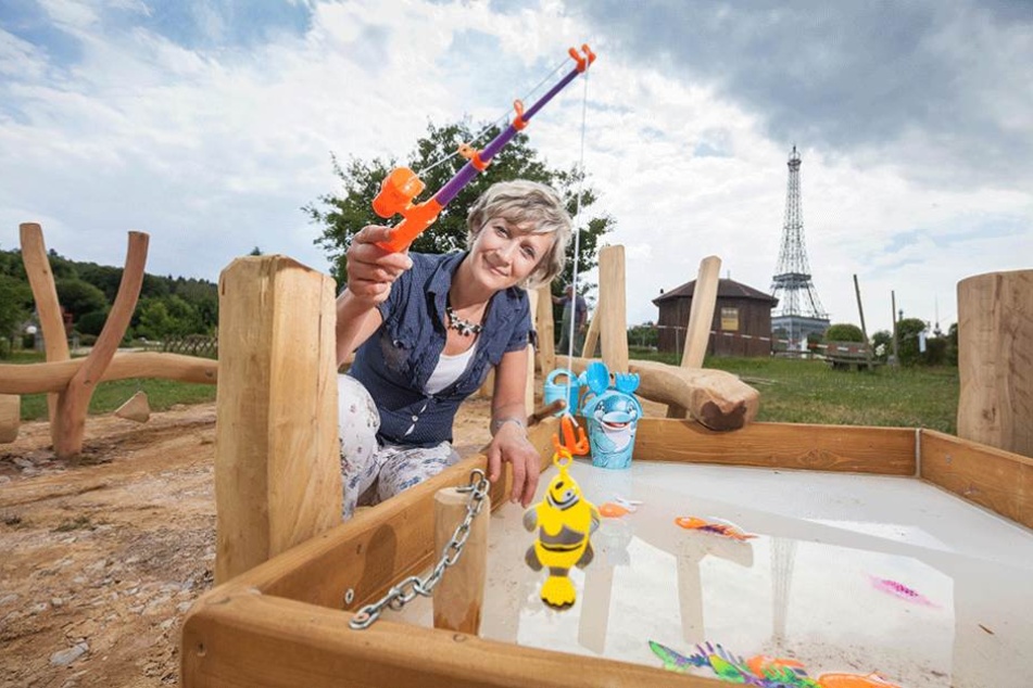 Parkleiterin Anke Krasselt (49) hat schon einen Fisch in der neuen Wasserwelt geangelt.