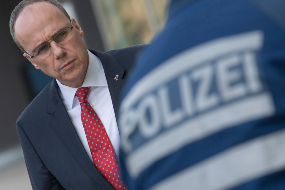 Peter Beuth will alle Rechtsextremisten aus der hessischen Polizei entfernen.