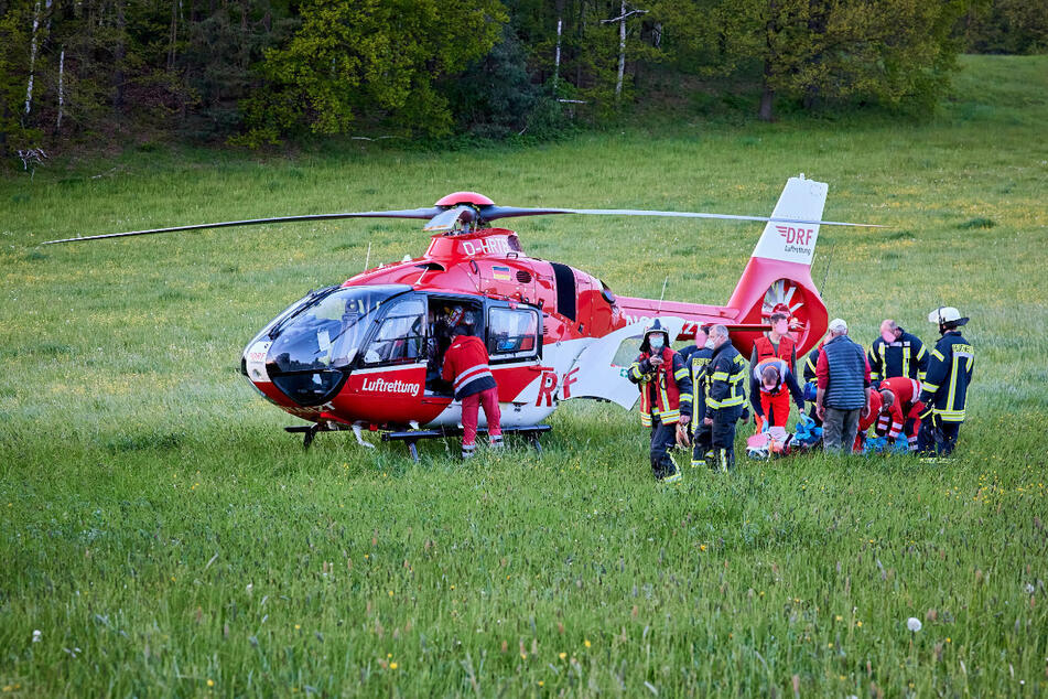 Mit dem Rettungshubschrauber wurde der Radlader-Fahrer in eine Klinik gebracht.