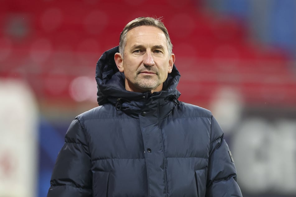Beierlorzer stellt in Regensburg die Weichen für die Rückkehr in die 2. Bundesliga, dort hielt sich der Klub aber nur eine Saison.