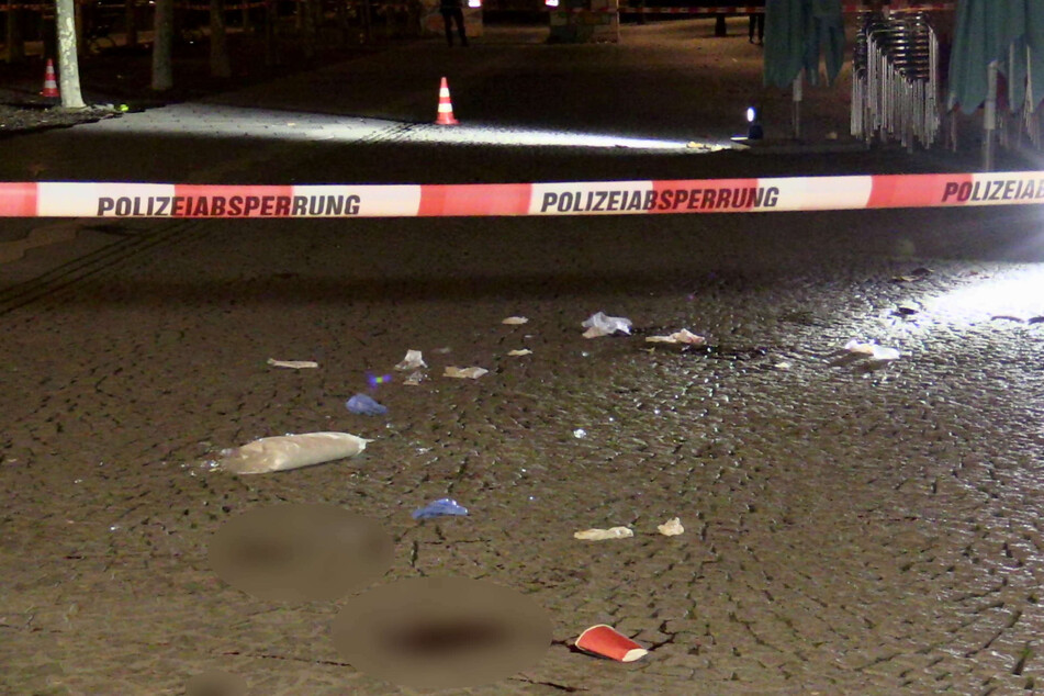 Auf dem Burgplatz in der Düsseldorfer Altstadt hat es in der Nacht zum Samstag eine Schlägerei gegeben, bei der ein 19-Jähriger lebensgefährlich verletzt wurde.
