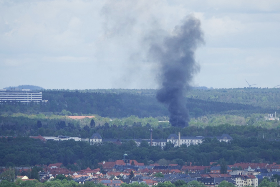 Die dichte Rauchsäule war sogar aus der Ferne zu sehen.