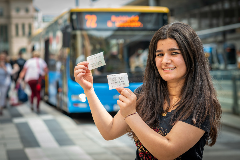 Tili Sulemann (19) freut sich über das Azubi-Ferienticket, mit dem sie durch ganz Sachsen fahren kann.