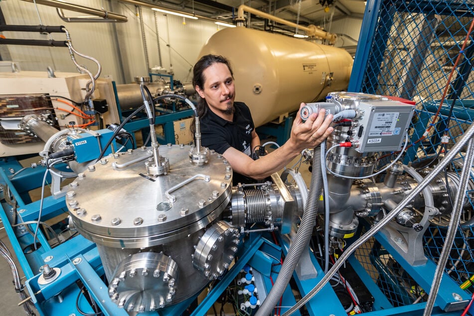 Ein Mitarbeiter des Helmholtz-Zentrum Dresden-Rossendorf am neuen Teilchenbeschleuniger.