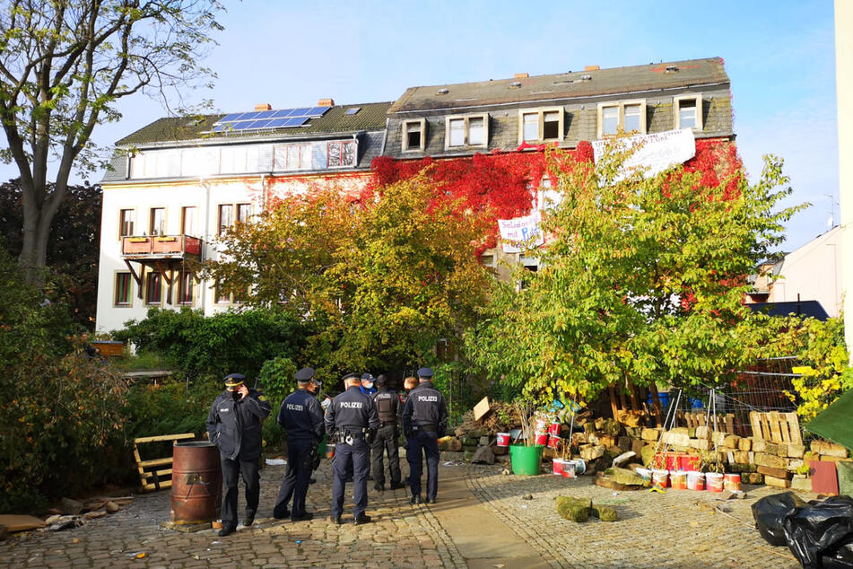 Die Polizei bei ihrem Gespräch mit den Besetzern am Dienstagmorgen.