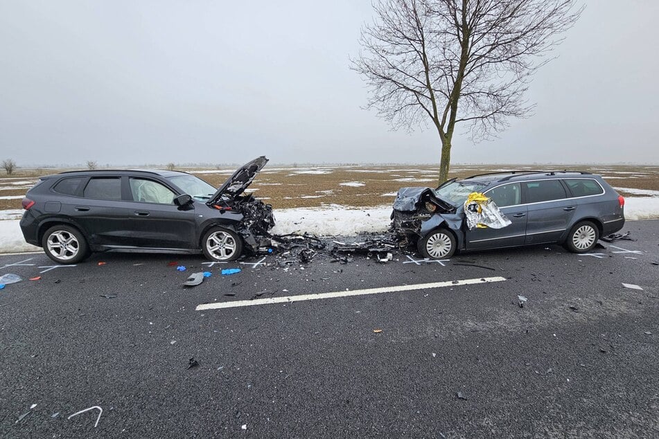 Fotos von der Unfallstelle zeigen, wie heftig beide Fahrzeuge zusammenstießen.