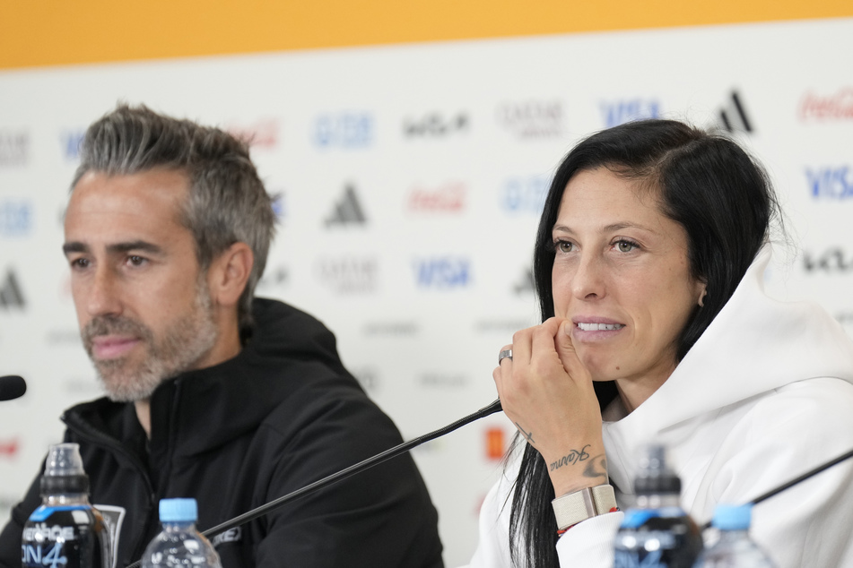 Der Schein trügt: Einzig Cheftrainer Jorge Vilda (42) steht nicht zu seiner Spielerin Jennifer Hermoso (33).