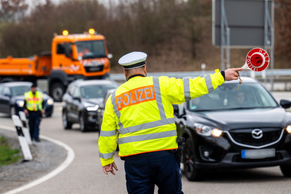 Die Polizei winkte am Parkplatz Am Mühlbachtal zur Kontrolle alle Autofahrer von der A72.