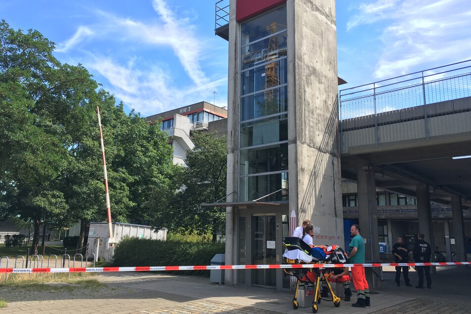 Rettungskräfte und Polizisten stehen auf dem Gelände der Bremer Universität.