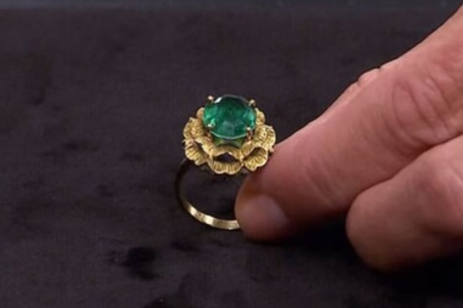 Zum Verkauf steht ein goldener Ring aus den 1960er Jahren mit einem grünen Beryll in der Mitte. Leider hat der Stein einen Riss im Inneren.