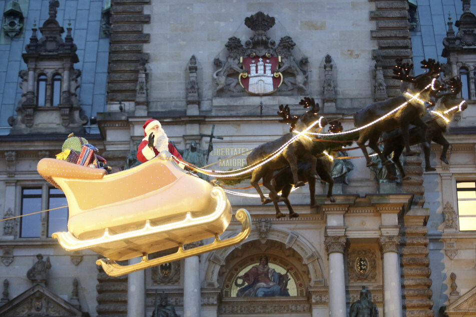 Diesen Anblick wird es dieses Jahr leider nicht geben: Der Weihnachtsmann schwebt über den Hamburger Rathausmarkt. (Archivbild)