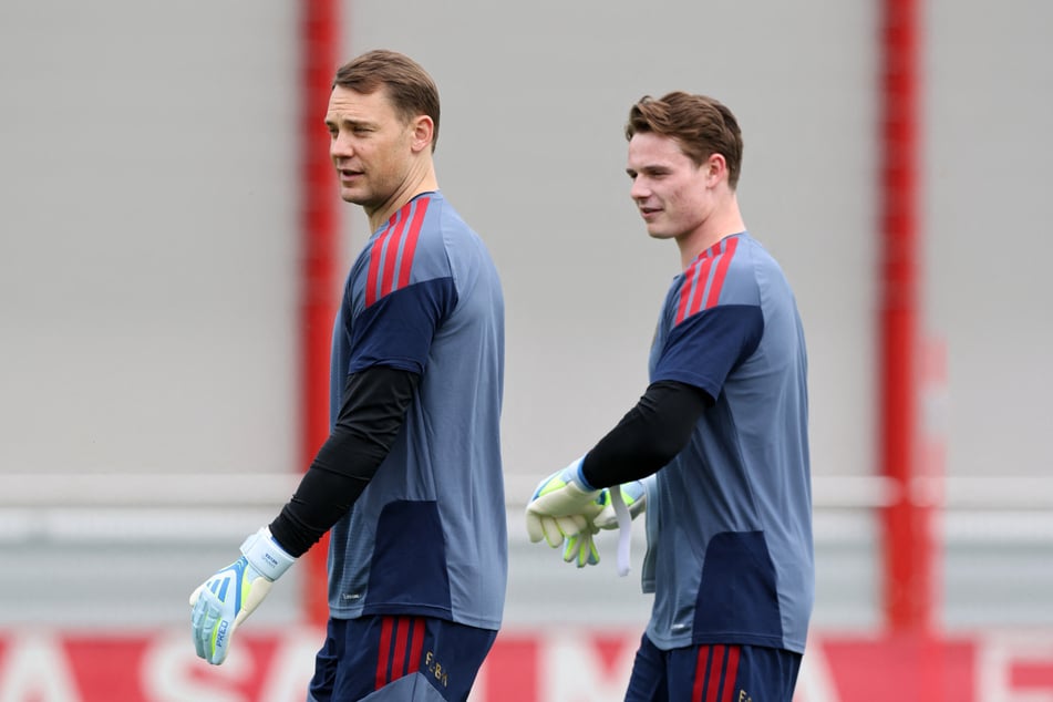Manuel Neuer (40, l.) soll Jonas Urbig (23) an den Job als Nummer eins beim FC Bayern heranführen.