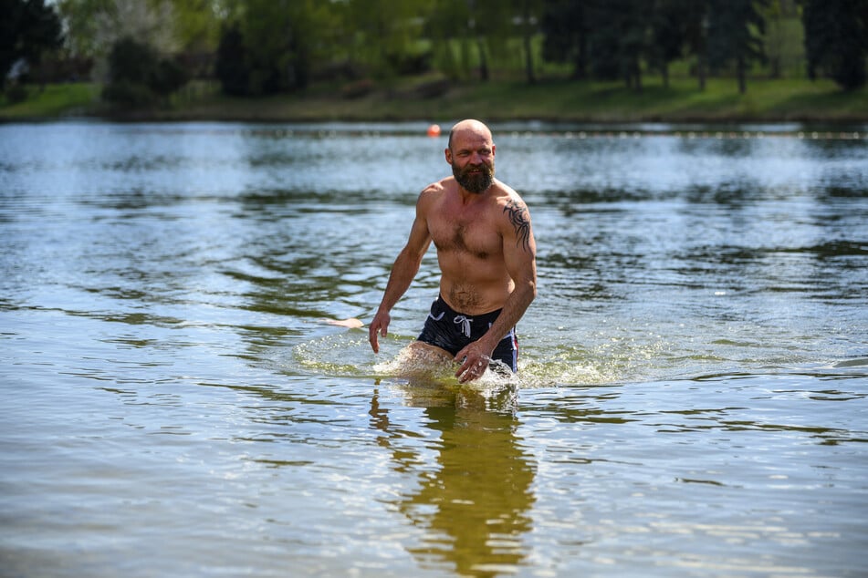 Guido Eckhold (44) gehörte zu den Mutigen und wagte sich ins kalte Wasser des Stausees.