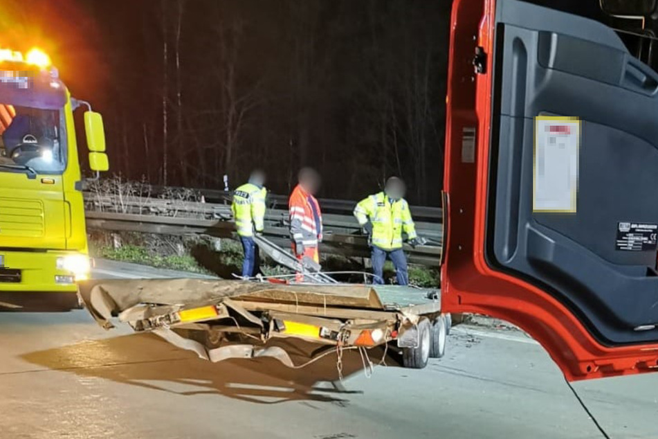 Unfall A14: Anhänger geht auf Muldenbrücke verloren: Massenkarambolage auf der A14!