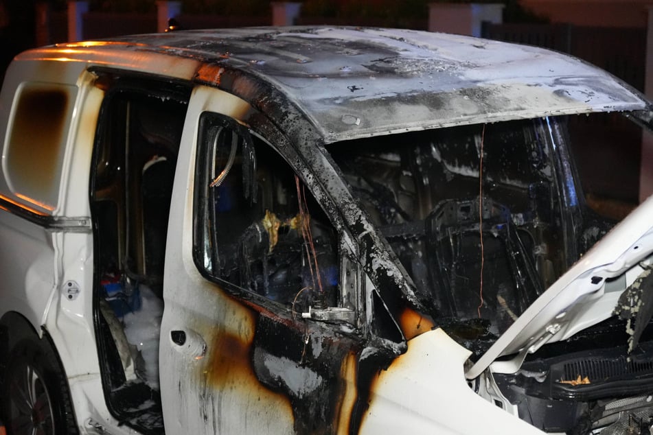 Der VW-Caddy wurde durch die Flammen vollständig zerstört.