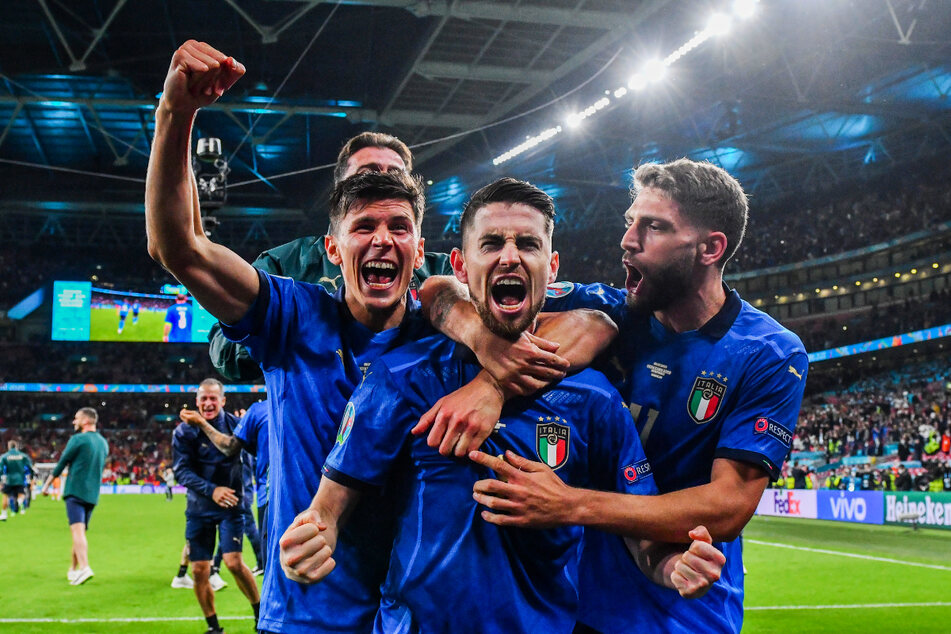 Jorginho (2.v.r.) verwandelte den entscheidenden Elfmeter für Italien und führte sein aufopferungsvoll kämpfendes Team damit ins Finale.