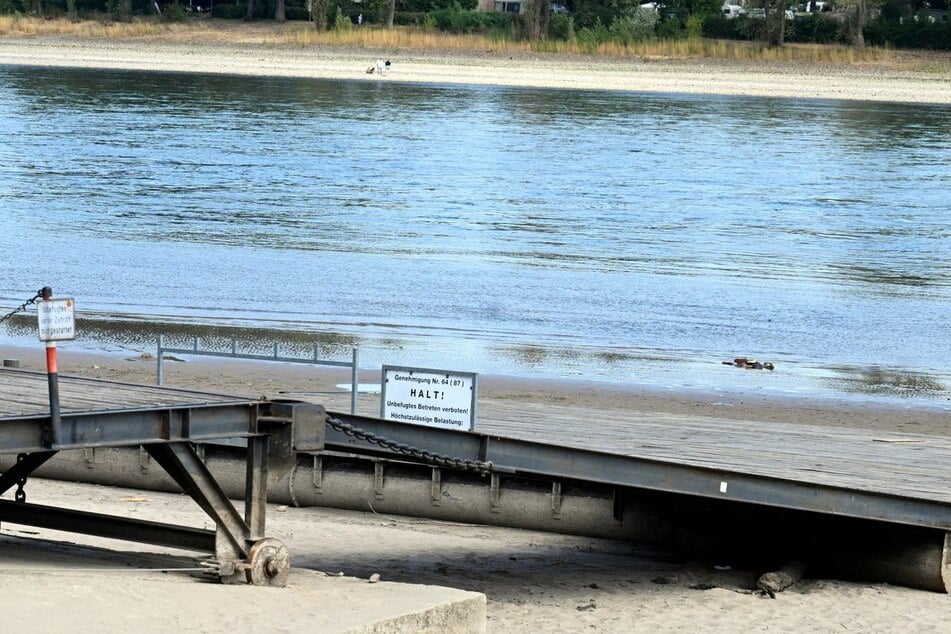 Der Rhein in Nordrhein-Westfalen hat einen historischen Tiefstand erreicht.