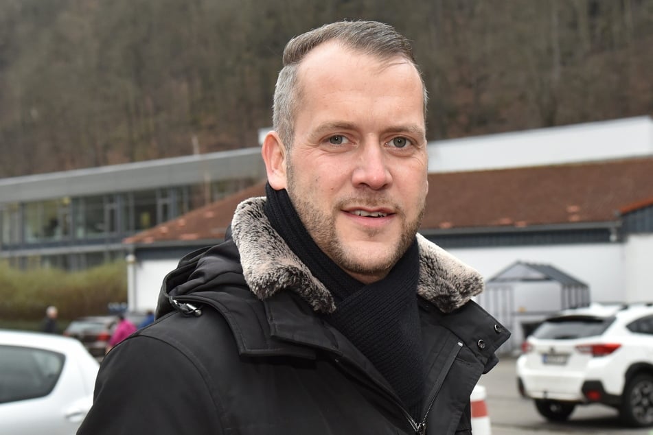 Bürgermeister Sven Gleißberg (42) sucht das Gespräch mit den Fans.