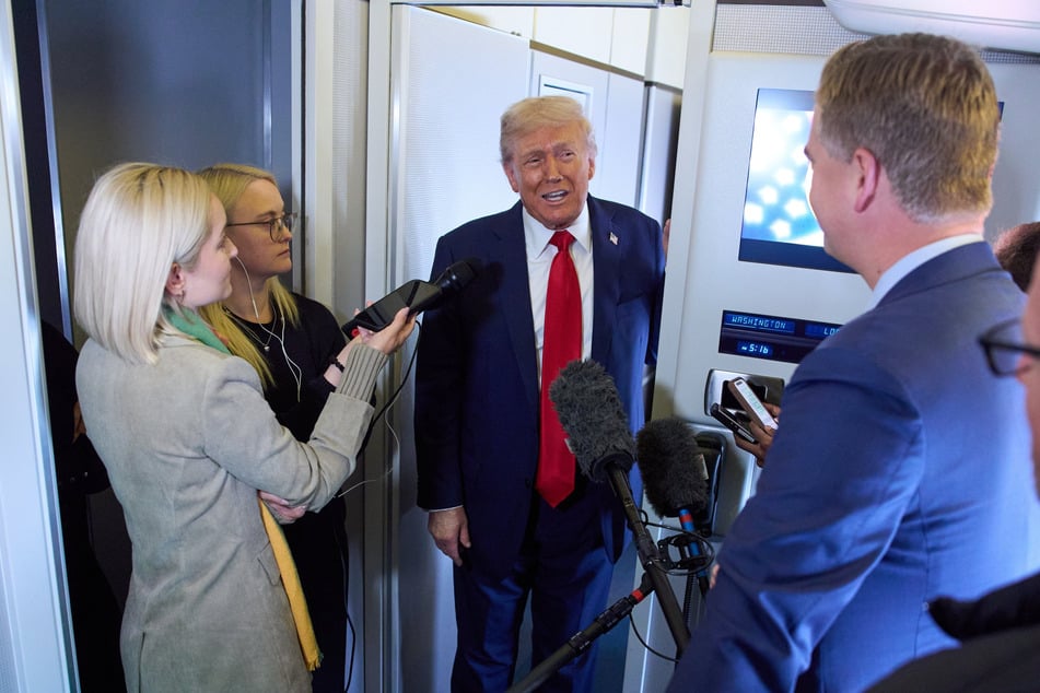 US-Präsident Donald Trump (79) spricht mit Reportern an Bord der Air Force One.