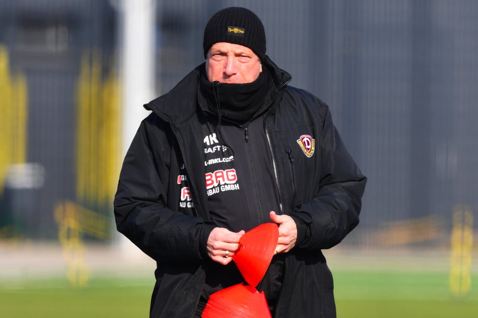 Dynamo-Coach Markus Kauczinski (51) stellt beim Training die Hütchen auf.