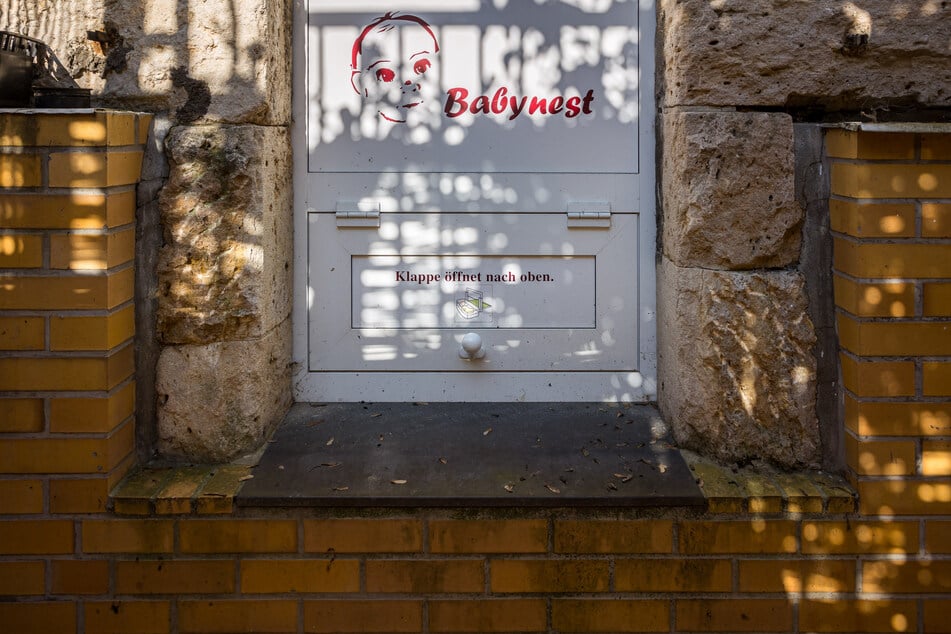 In dieser Babyklappe lag der tote Junge. Die Todesursache ist weiterhin nicht abschließend geklärt.