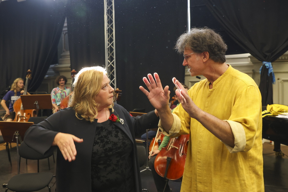 Sängerin Kathy Kelly (62) bespricht mit Orchesterleiter Prof. Milko Kersten (58) die Arrangements.