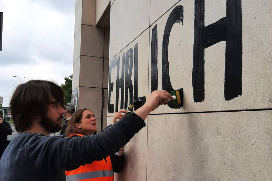 Mit schwarzer Farbe haben die Klimaaktivisten die Worte "Sei ehrlich" an die Wand vom Willy-Brandt-Haus gepinselt.