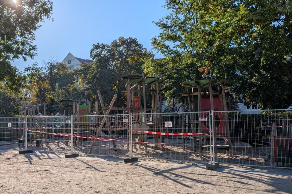 Auf dem Spielplatz am Steinplatz in der Leipziger Südvorstadt herrscht nach wie "Betreten verboten". Die Stadtverwaltung hatte Teile der Anlage Anfang September gesperrt.