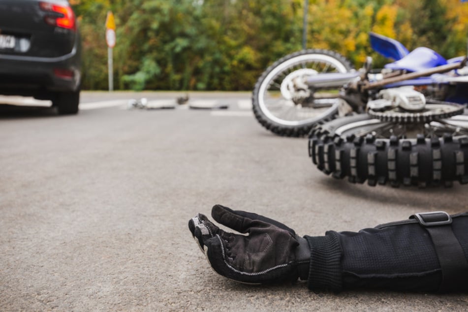 Der 67-jährige Motorradfahrer aus Niedersachsen verstarb noch an der Unfallstelle. (Symbolbild)
