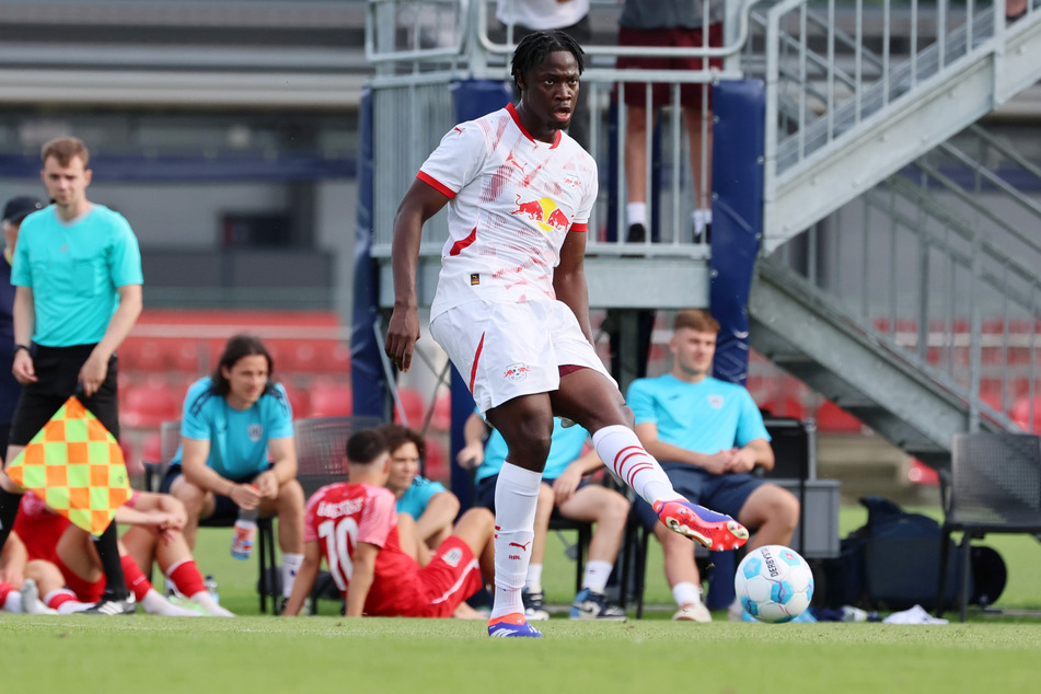 El Chadaille Bitshiabu (19) möchte sich bei RB Leipzig gern durchsetzen.