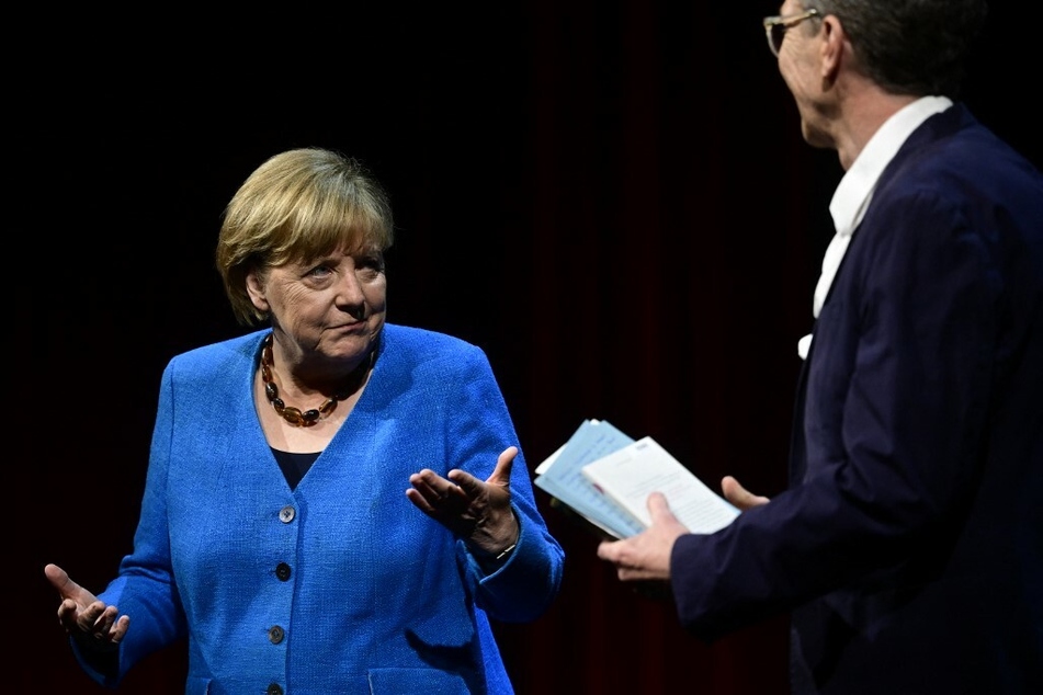 Angela Merkel (67, CDU, l.) unterstützt die neue Bundesregierung.