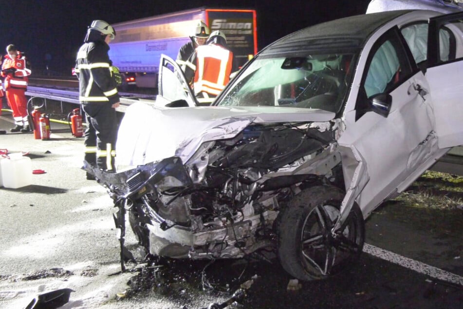 Unfall A5: Überholmanöver geht gewaltig schief: Mercedes-AMG nach Horror-Unfall nur noch Schrott wert