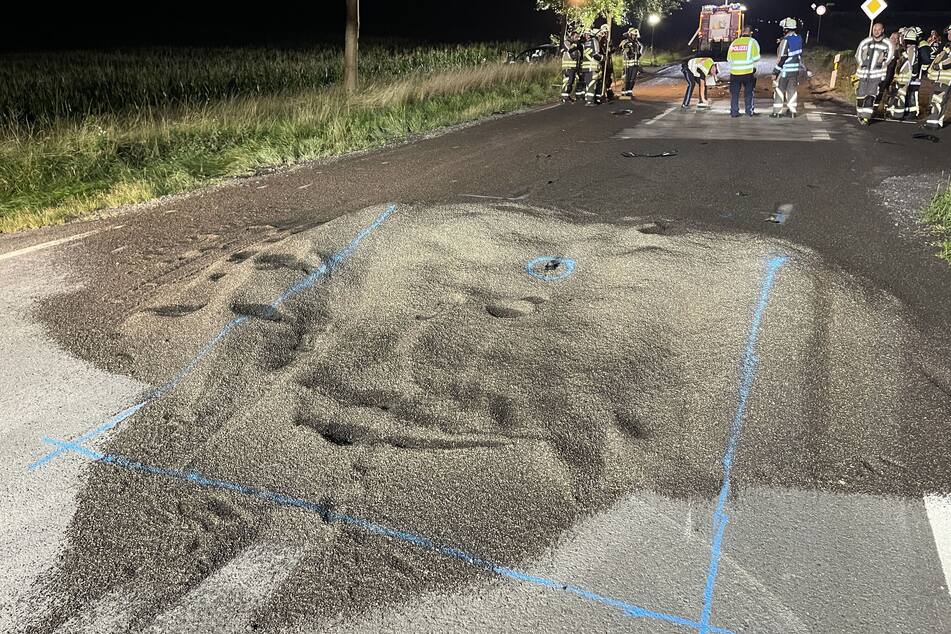 Die Straße war gesperrt, weil ein Schotterhaufen die Fahrbahn versperrte.