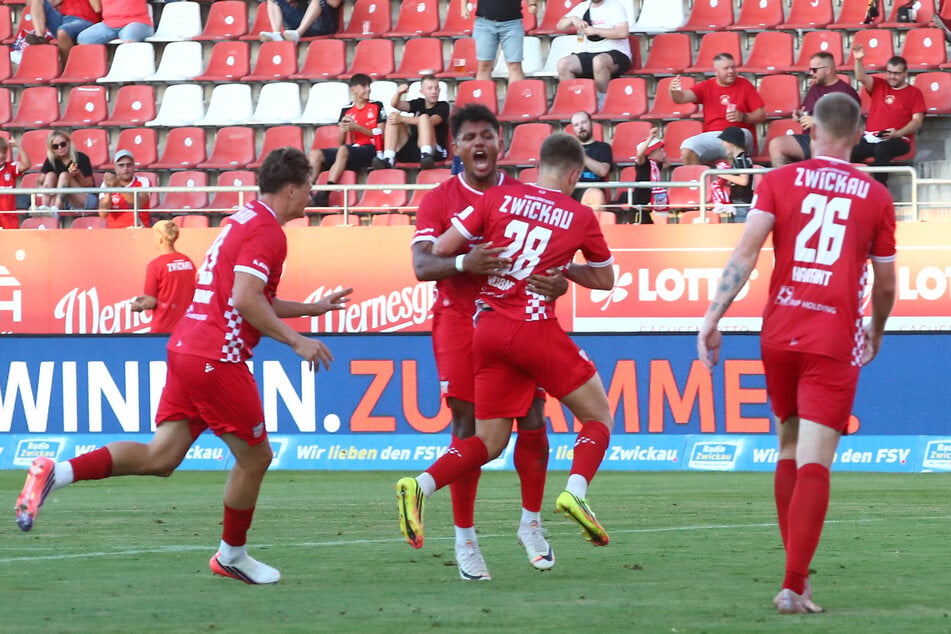 Daniel Haubner (2.v.r.) drehte kurz vor der Pause das Spiel und brachte den FSV in Führung.