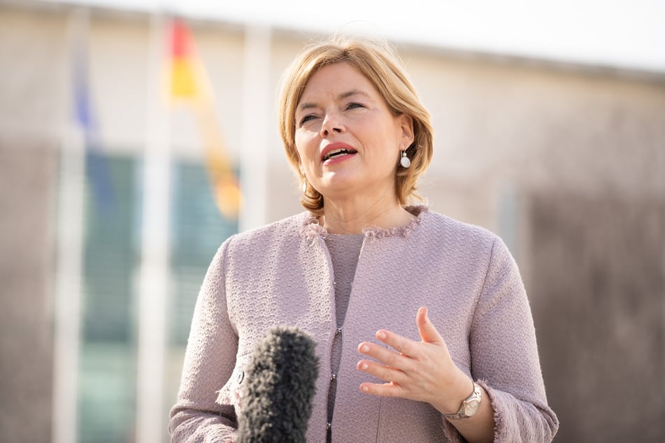 Julia Klöckner (48, CDU), Bundesministerin für Ernährung und Landwirtschaft, findet, dass die Corona-Krise viele Baustellen der rheinland-pfälzischen Landespolitik überdeckt.