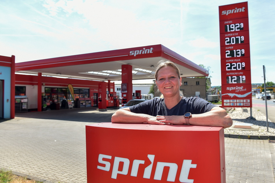 Nicole Selle (45) von der Dresdner "Sprint"-Tankstelle hat keine Angst vor dem Ansturm.