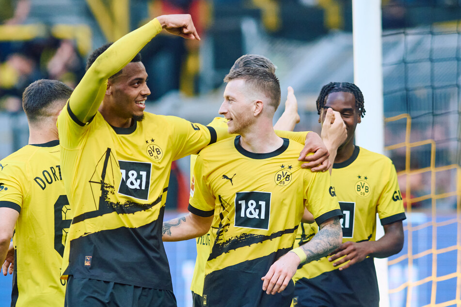 Borussia Dortmund feiert ein Torfestival gegen den FC Augsburg - doch der Fokus liegt auf Marco Reus (r.).