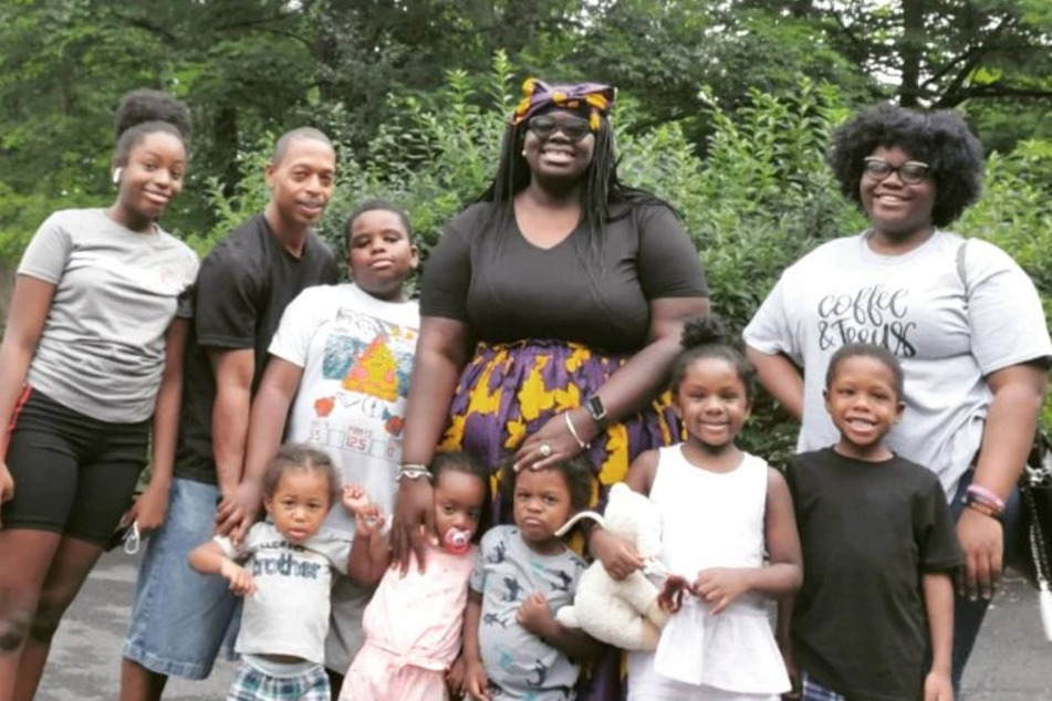 Freuen sich riesig über den Zuwachs: die bis dato noch zehnköpfige Familie Alacron.