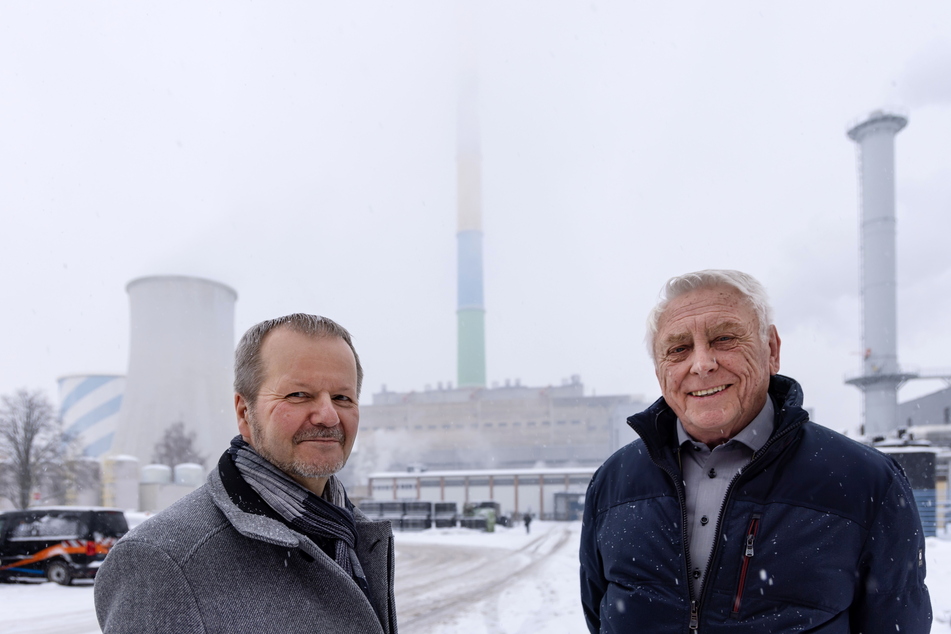 Heiner Hünig (85, r.), damals leitender Ingenieur beim Bau des Heizkraftwerks I, und Andreas Schultheiß (64), Haupterzeugungsleiter im Leitstand.