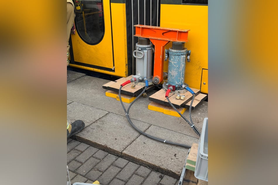 Die Straßenbahn wurde angehoben, sodass die eingeklemmte 13-Jährige befreit werden konnte.