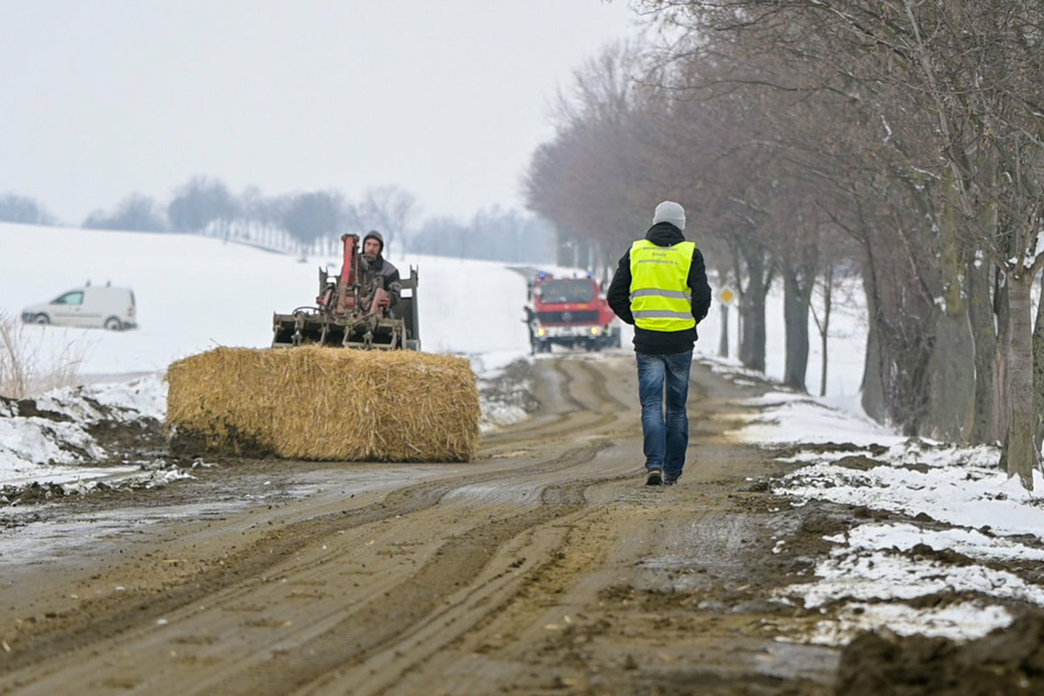 Feuerwehr und Landwirte kämpften am Donnerstag gegen Hunderte Liter stinkende Gülle.