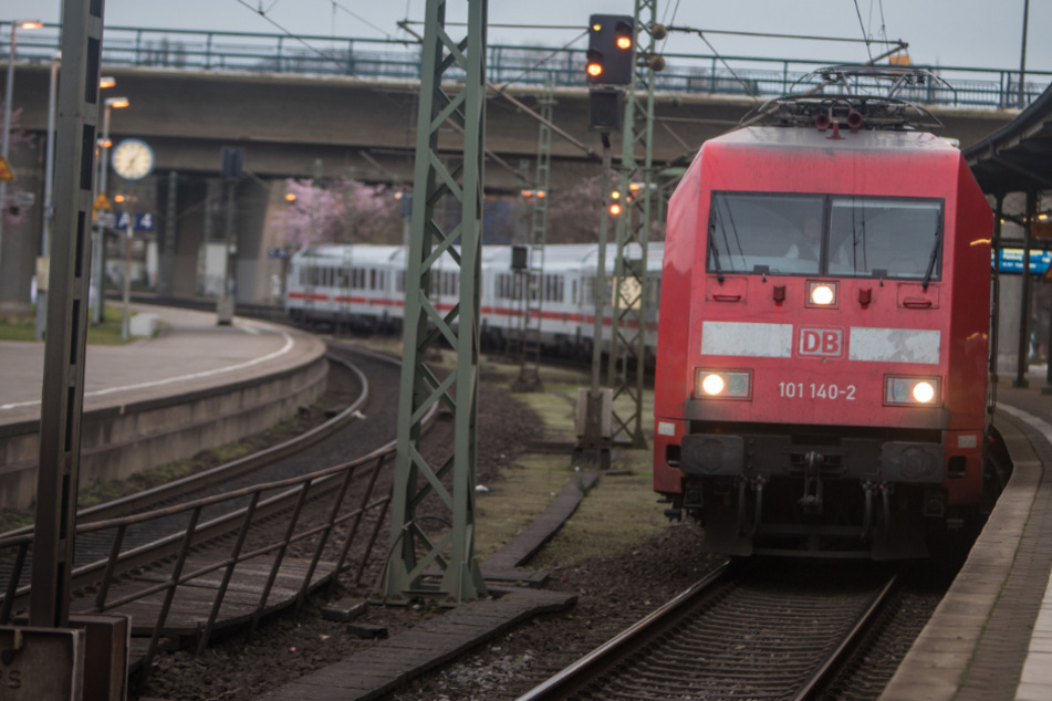 Coronavirus-Verdacht an Bord von IC: Zug in Hamburg geräumt